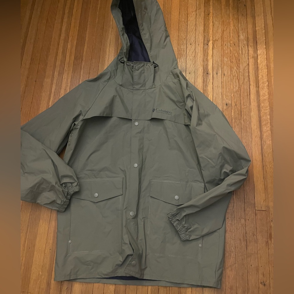 Men’s Columbia Rain Resistant Shell jacket. Size medium